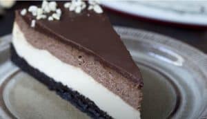 One of the best cheesecake ever, Nutella Cheesecake with a really dark chocolate crust with oreo biscuits, white cream cheese layer, Nutella layer and finally a rich Nutella coating that makes you perfect totally irresistible. Try it my friends.