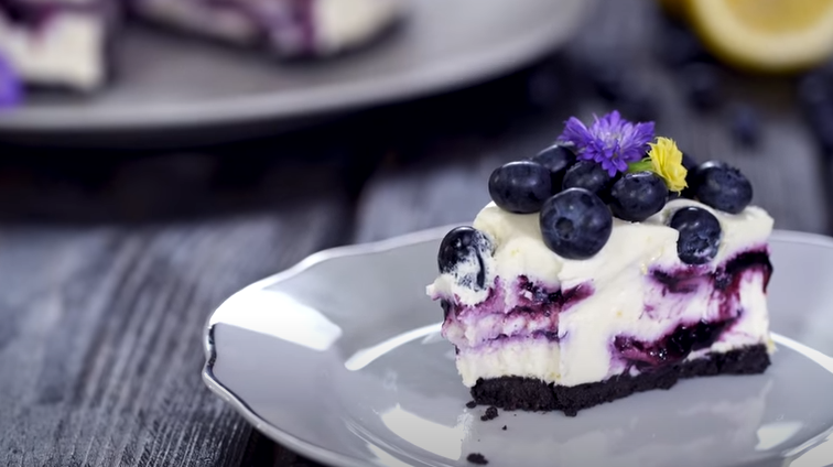 This Non-Baking Blueberry Blueberry Chocolate Cheesecake is simply amazing, so refreshing and full of flavor that everyone will love and ask for more. This cheesecake features blueberry jam and lemon flavors and its texture is well-balanced, creamy, and has a crispy crust with sweet, ripe blueberries on top.