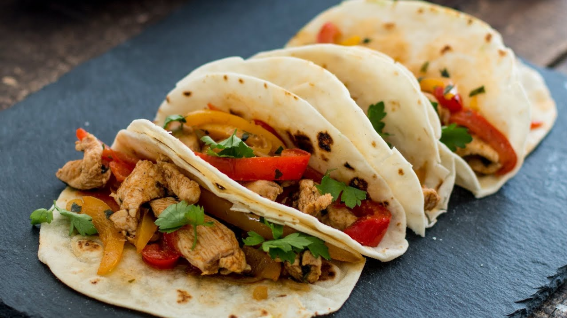 Skillet Chicken Fajitas are a wonderfully colorful dish that is perfect for lunch or dinner. Thin slices of chicken marinated with colorful peppers and thin strips of onion, cooked quickly in a hot pan and served immediately with hot tortillas and various toppings are simply a crowd's delight. crowded and is a perfect treat whenever your friends visit.