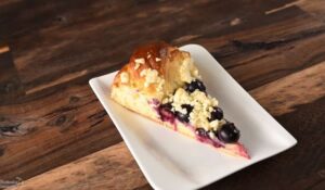 How to make blueberry sourdough cake with Streusel