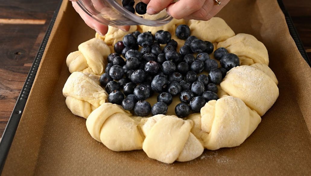 How to make blueberry sourdough cake with Streusel