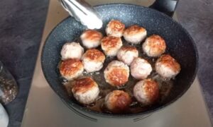 How to make meatballs with vegetable sauce