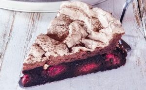 how to make flourless chocolate raspberry meringue cake