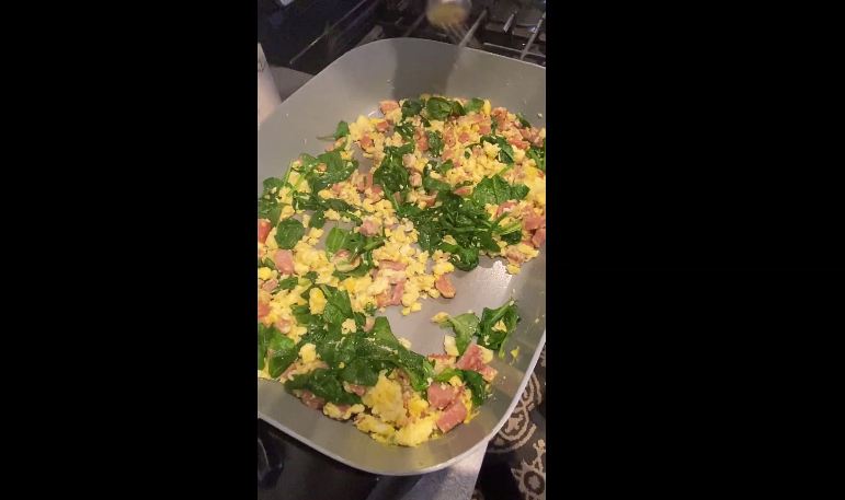 How to Make Spinach Scrambled Eggs with Spam