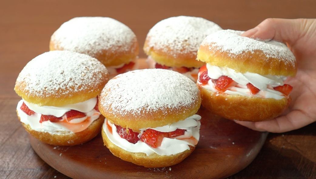 How to Make Strawberry Cream Donuts