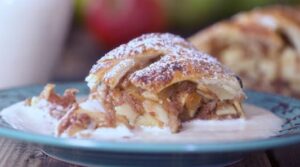 How to Make Quick Apple Strudel with Puff Pastry and Vanilla Sauce