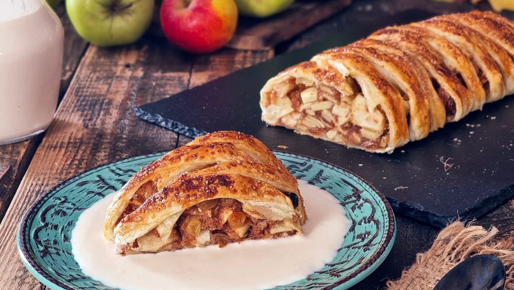 How to Make Quick Apple Strudel with Puff Pastry and Vanilla Sauce