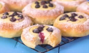 How To Make Blueberry Cream Cheese Buns